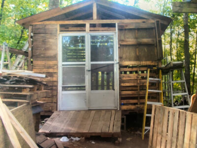 outside of small pallet house